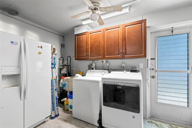 Building Photo - 320 Lake Maggiore Blvd S