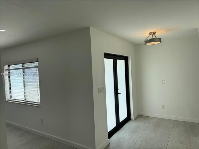 Building Photo - 2832 SW 124th Ct