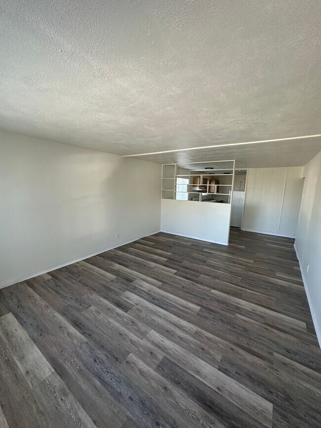 Building Photo - Large 3 Bedroom apartment!