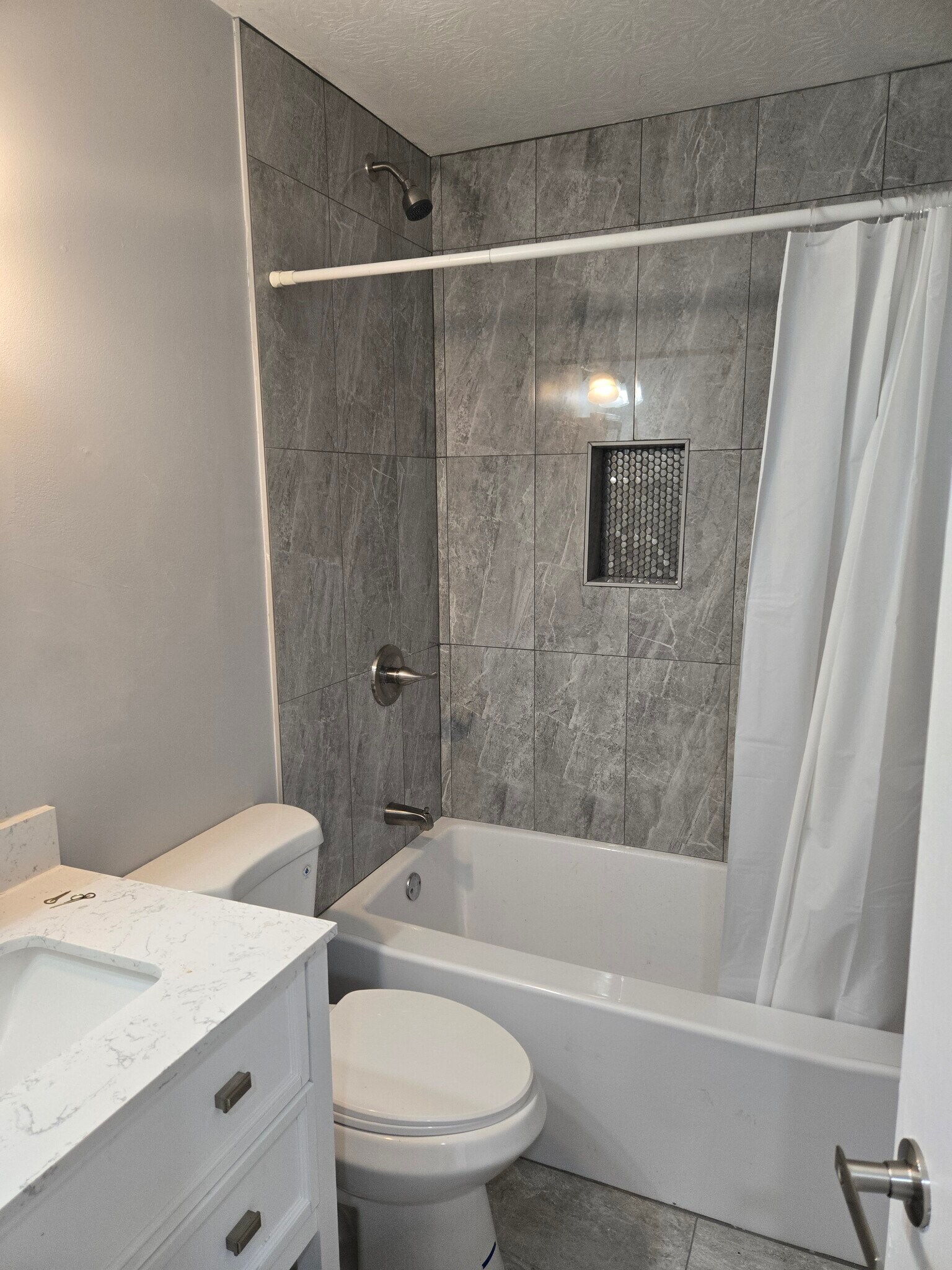 Hallway Bath - 4932 Drayton Rd