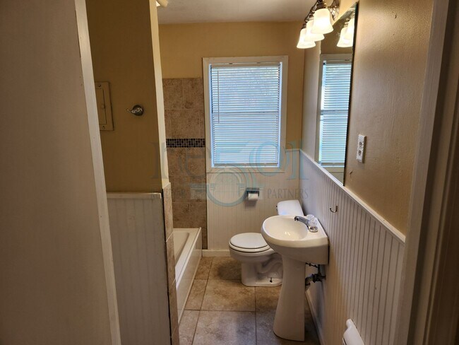 Building Photo - Great Home for UAMS Students