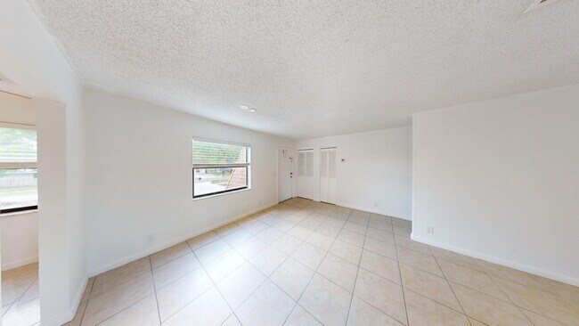 Building Photo - 1580 Montauk Dr