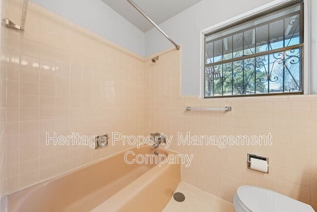 Building Photo - 303 Marquis Ln