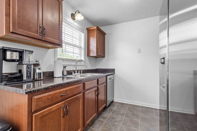 Building Photo - 557 Oakmont Dr