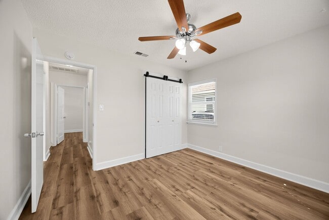 Building Photo - 3 Bed / 2 Bath Home with 2 Car Garage