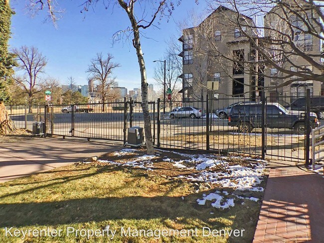 Building Photo - 3100 Umatilla St