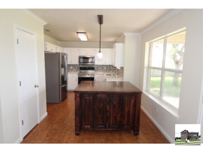 Building Photo - 3303 Solomon Dr
