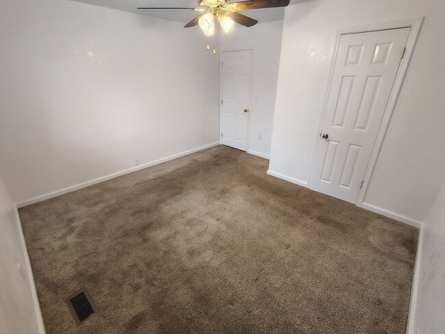 Building Photo - 301 Camellia Way