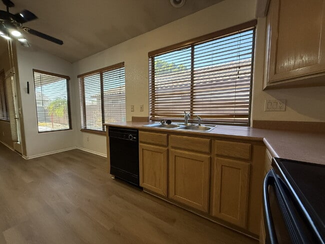 Building Photo - "Charming 3-Bed, 2-Bath in the beautiful Crystal Gardens Lake Community  – Your Perfect Home Awai...