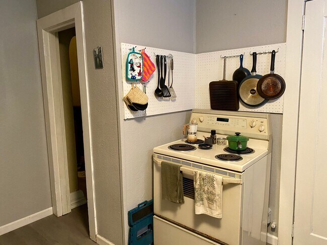 Building Photo - 2 bedroom