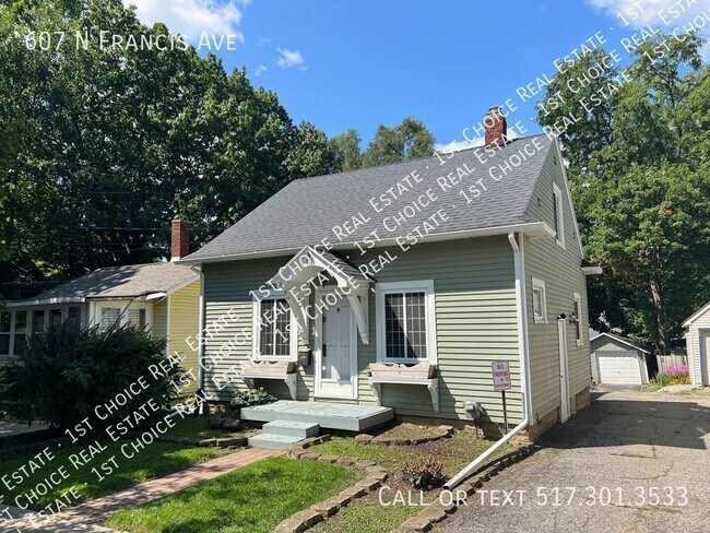 Building Photo - Charming 3-BDR 2-BTH House w/ Garage & Bas...