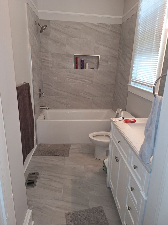 Building Photo - 852 Monroe Dr NE