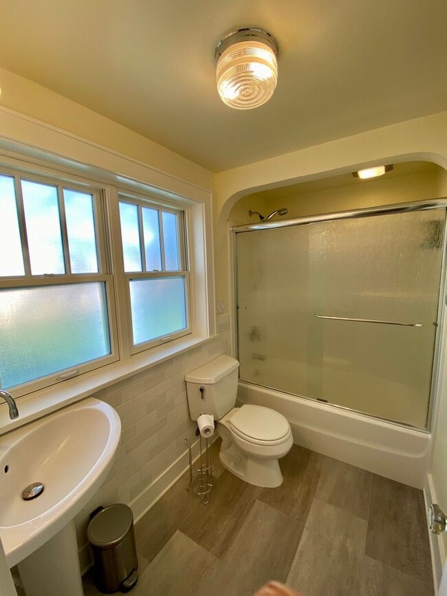 Building Photo - 3 Bedroom House Near UO Campus!! Ready for Fall 2026!