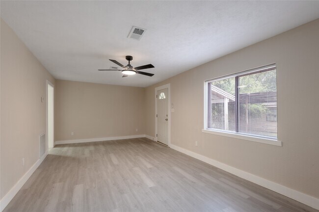 Building Photo - 1107 W Dogwood St
