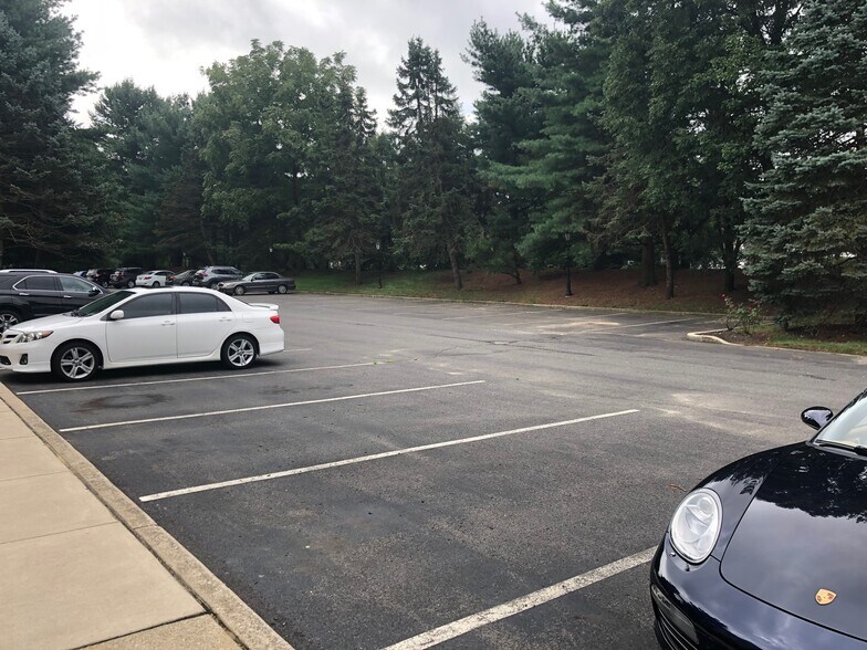 Parking - 605A Cypress Point Cir