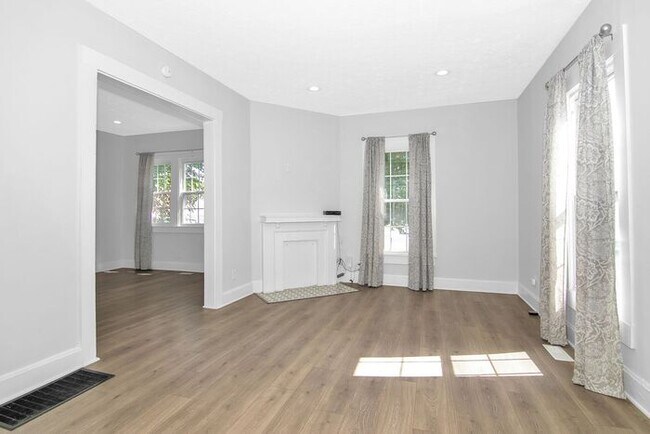 Building Photo - Classic Remodeled Townhome in Windsor Park