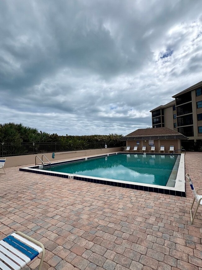 Building Photo - Direct Oceanfront 2/2 Condo in Stuart!