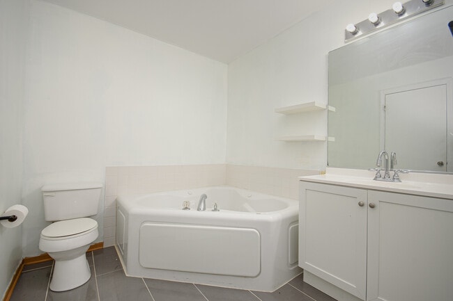 Building Photo - 2976 White Thorn Cir