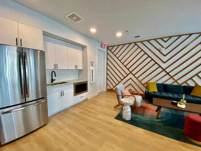 Building Photo - Stylish 3 Bedrooms 2 Bathrooms with Top-Tier Amenities Condo in East Austin!!!