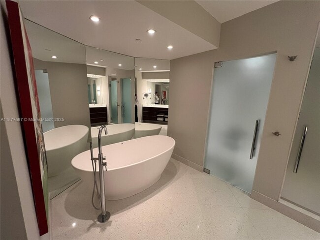 Building Photo - 300 South Pointe Dr