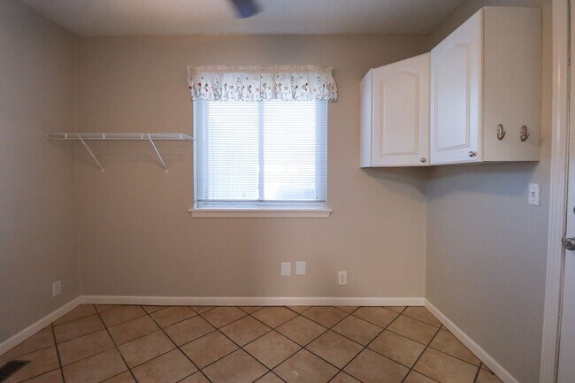 Building Photo - 3 Bed | 2 Bath | Tulsa