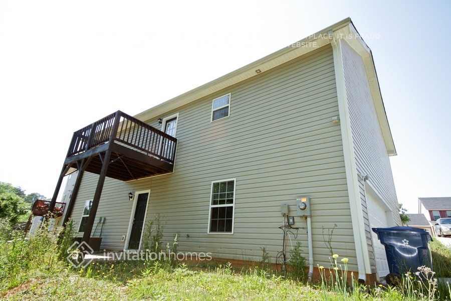 Building Photo - 1507 Locomotive Dr NE