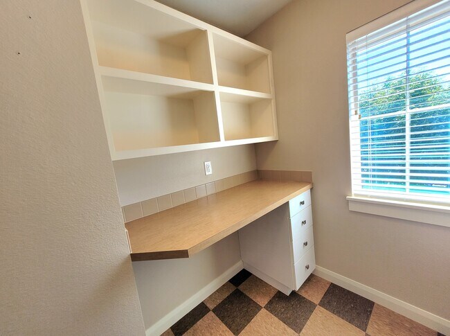 Building Photo - 608 W Laughton Dr