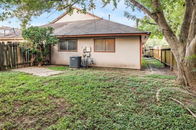 Building Photo - 10025 Rosbrook Dr