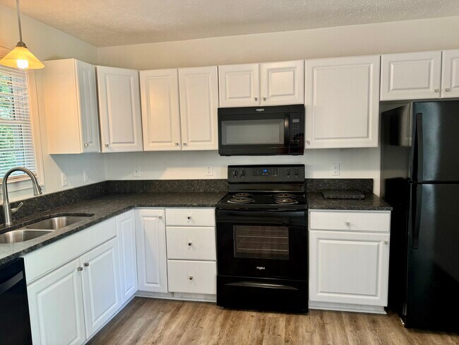 Kitchen with granite - 4907 Sycamore Pl