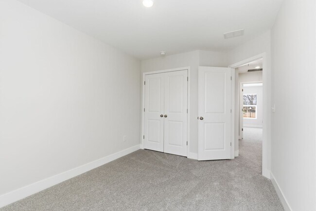 Building Photo - Beautiful 3 Bedroom 2.5 Bath Townhome in East Main Meadows