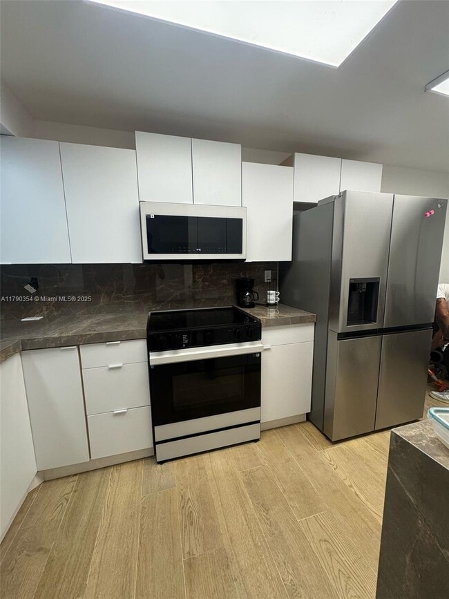 Building Photo - 10044 S Ocean Dr