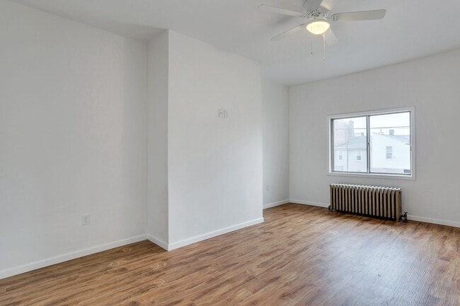 Building Photo - 2 bed 2 bath - great location, off street ...
