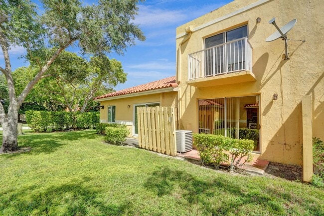 Building Photo - Townhouse with 2 Beds, 2.5 Baths, In-Unit Washer/Dryer