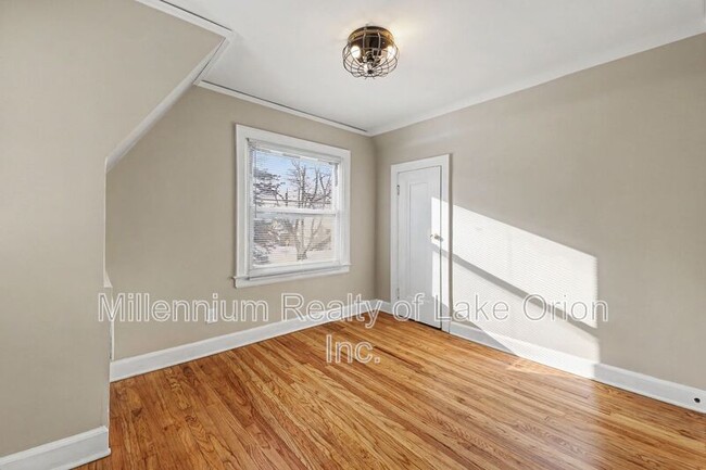 Building Photo - 419 W Iroquois Rd