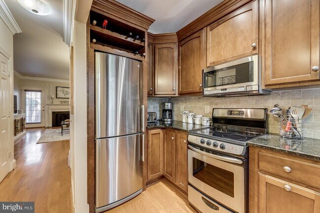 Building Photo - Waterfront Townhome Living in Sought-After Alexandria Location