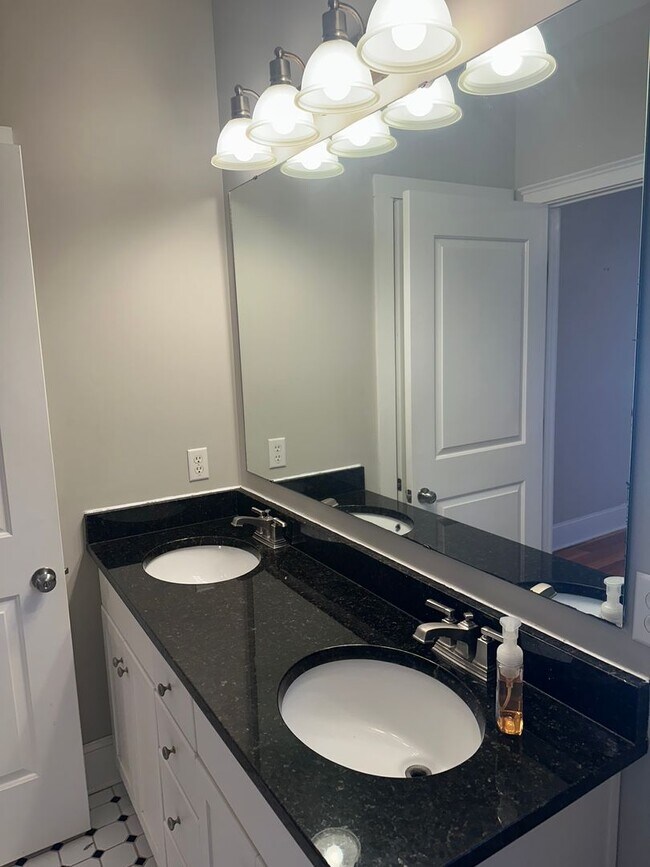 Building Photo - Available April 6th. Custom Built 3BR/2 BA Home in Park Circle!