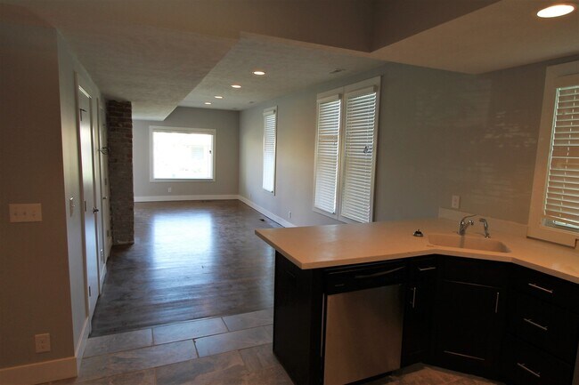Building Photo - Beautiful updates and Modern Convenience.  Spacious 2 bedroom home available soon!