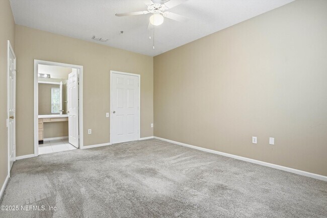 Building Photo - 10550 Baymeadows Rd