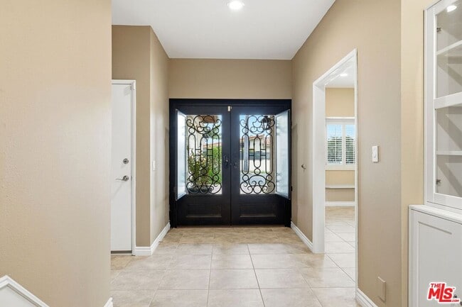 Building Photo - 6505 Beachview Dr