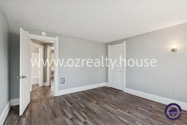 Building Photo - 3936 Woodhaven Dr