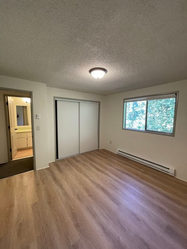 Building Photo - Renovated 3 bed 1.5 bath Duplex