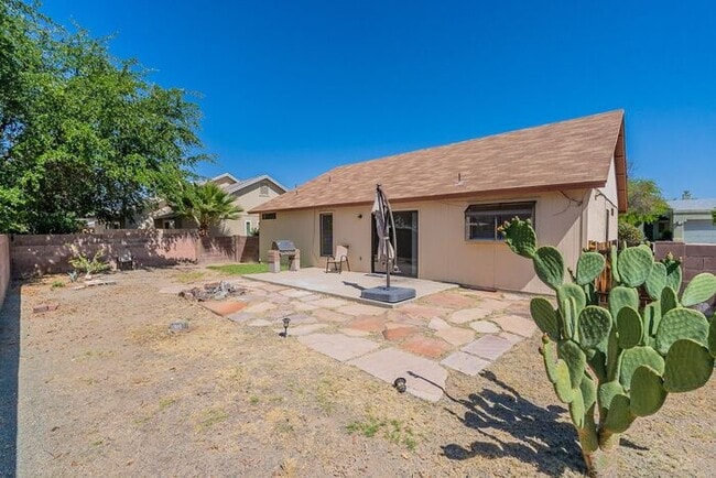 Building Photo - Bright, Spacious & Ready to Welcome You Ho...
