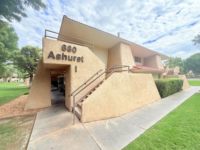 Primary Photo - AVAILABLE NOW!! Lovely Upper Level - 1 Bed...