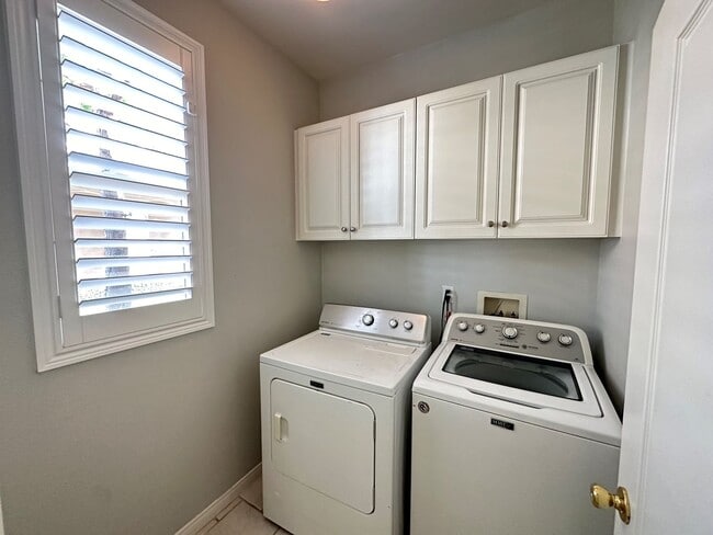 Building Photo - Charming 2 Bed 2.5 Bath Detached Home in G...