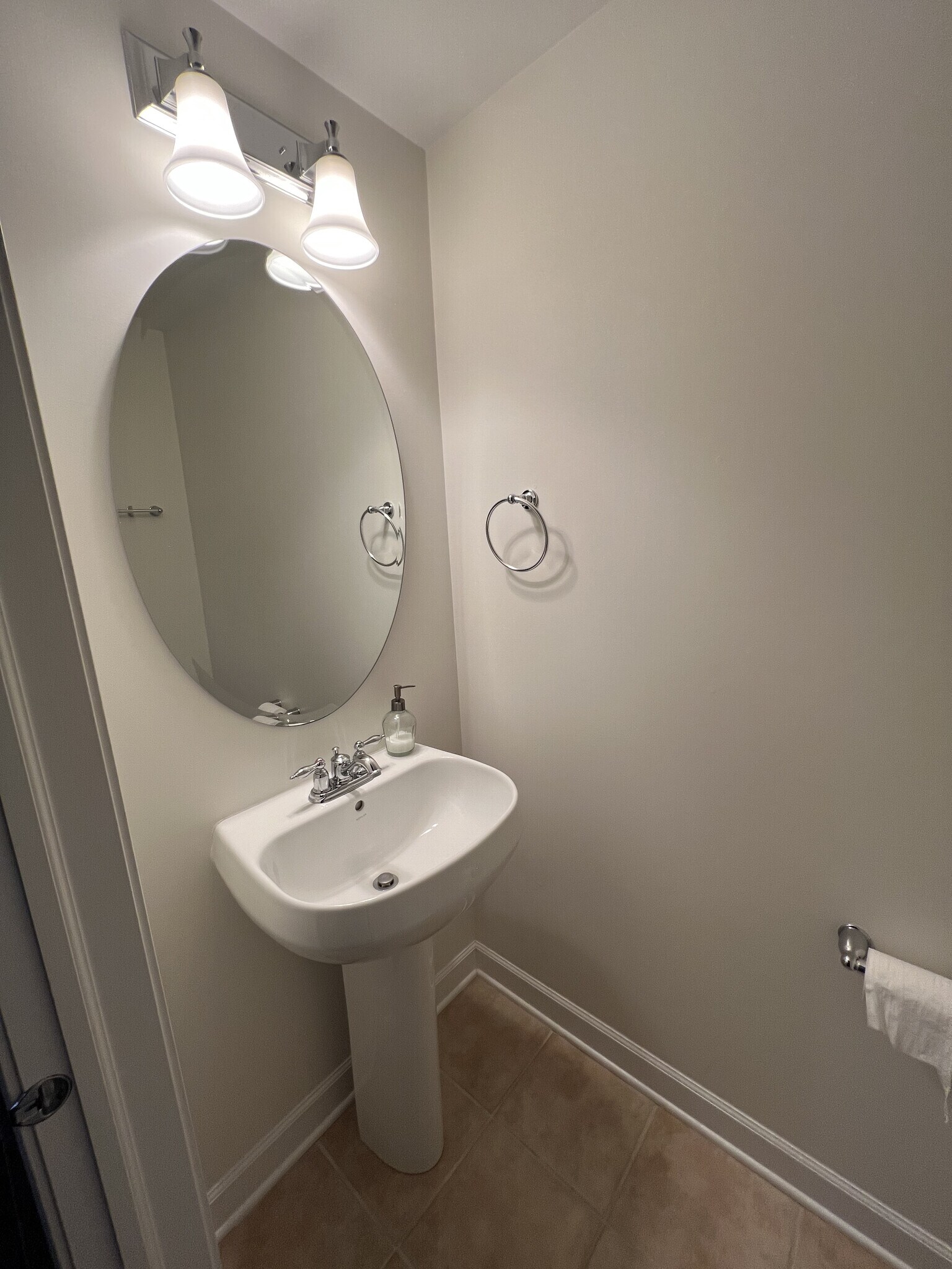 Building Photo - 18 Lakeview Pl