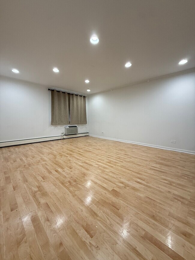 Building Photo - 5011 E Valley Ln