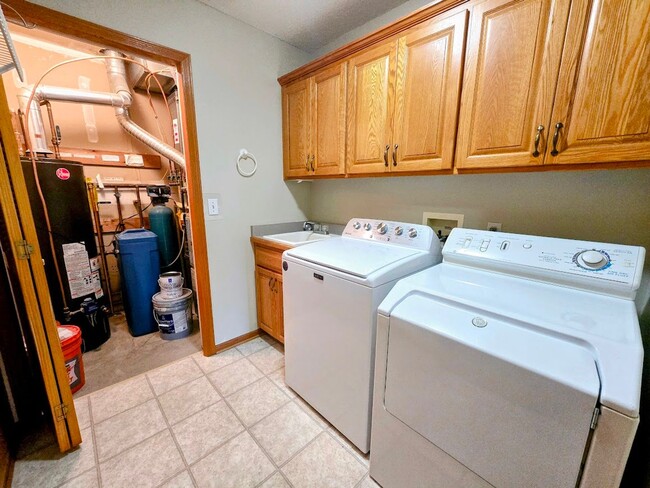 Building Photo - Charming 2-Bedroom, 2-Bathroom Home with Sunroom & Patio in Woodbury, MN