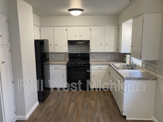 Building Photo - 2359 Barberry Dr SW