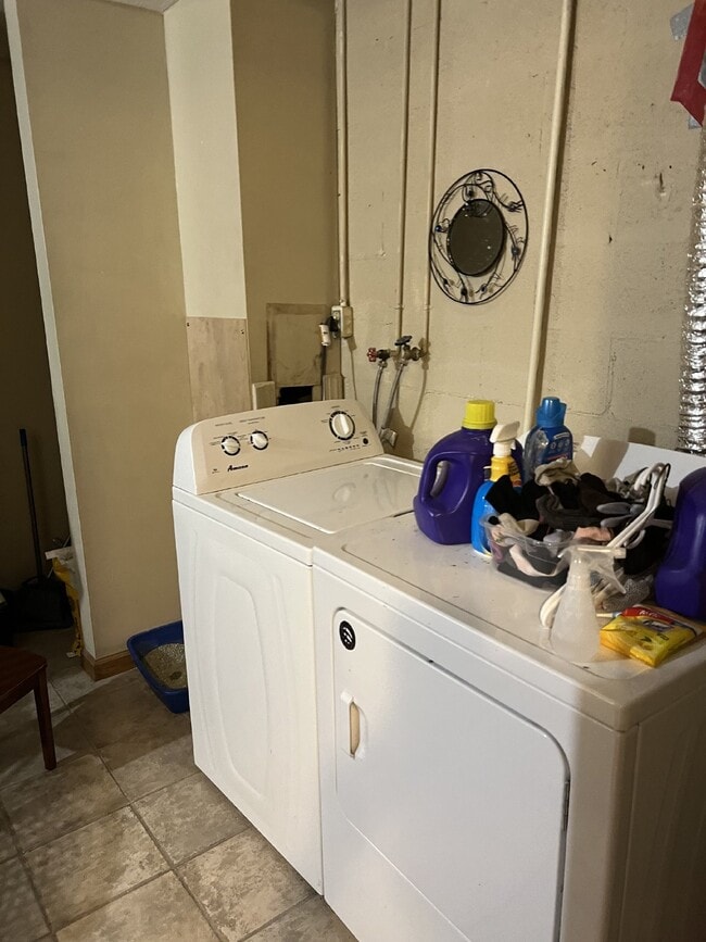 Building Photo - Spacious 3 Bdrm/2.5 Bath End Unit Townhome with Community Pool!!!