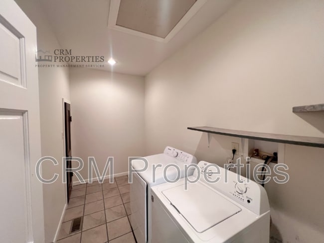 Building Photo - 414 W King St